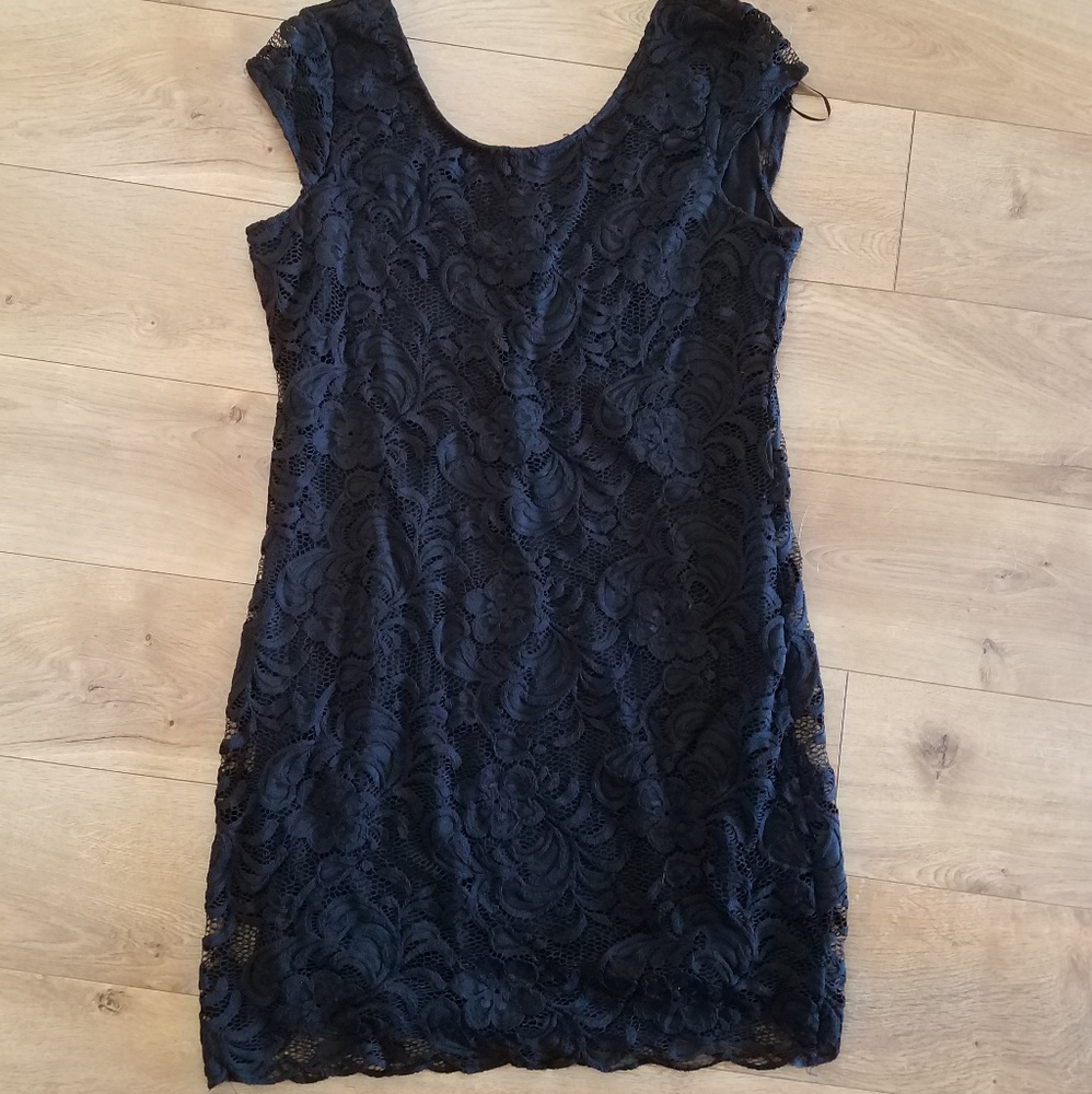 Black lace bodycon dress